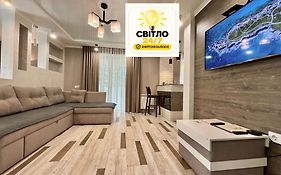 ApartPoltava СВІТЛО ЦІЛОДОБОВО Розкішна студія з КУТОВОЮ ВАННОЮ, 1-й будинок біля Корпусного парку, ПАНОРАМНИЙ балкон